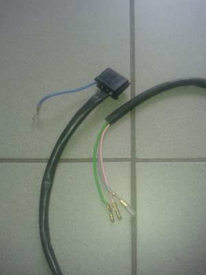 hier kan je de kabel herkennen (heeft 3 kabeltjes en een grote zwarte fiche deze dient voor aan de batterij)<br />en is voor de modellen 1978-1984