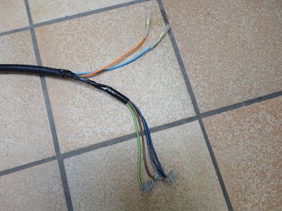 achteraan 5 kabeltje's zoals bekend de oranje en licht blauwe voor naar de pinkers en de 3 andere (blauw,bruin en groen) naar het achterlicht