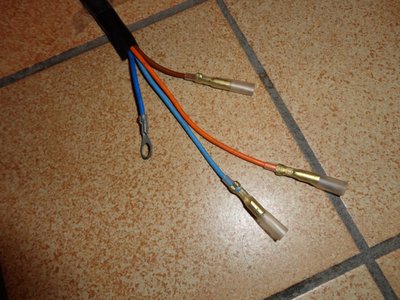 de pinker en achterlicht kabeltjes...de lichtblauwe en oranje voor de pinkers ...het bruine kabeltje voor achterlicht en donkerblauwe massa-kabel