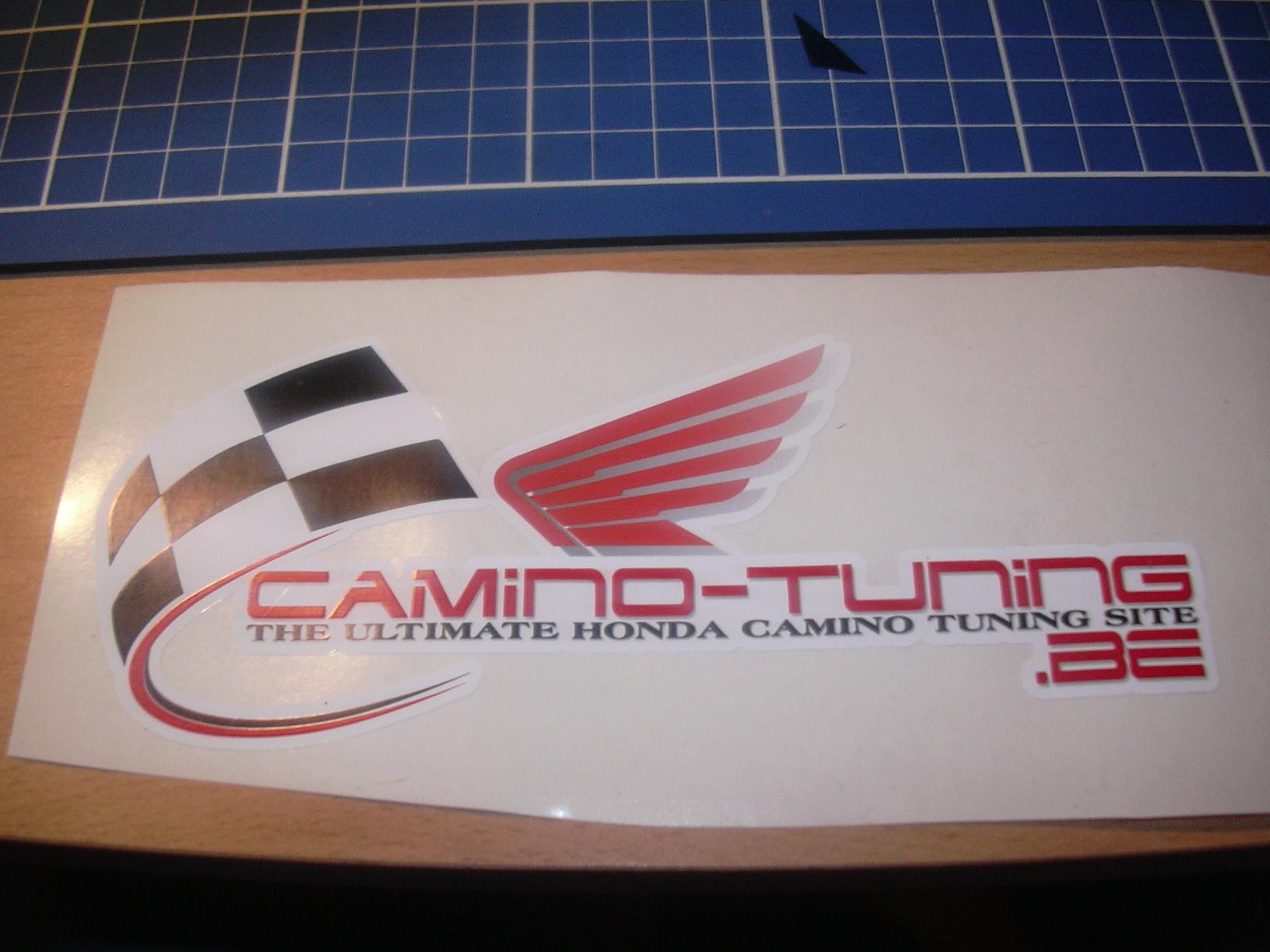 fotoke van het camino tuning logo,als je goed ziet,zie je een verschil tussen het wit van der sticker en het vel waar de sticker op hangt...tis dus een klein wit randje rond de sticker